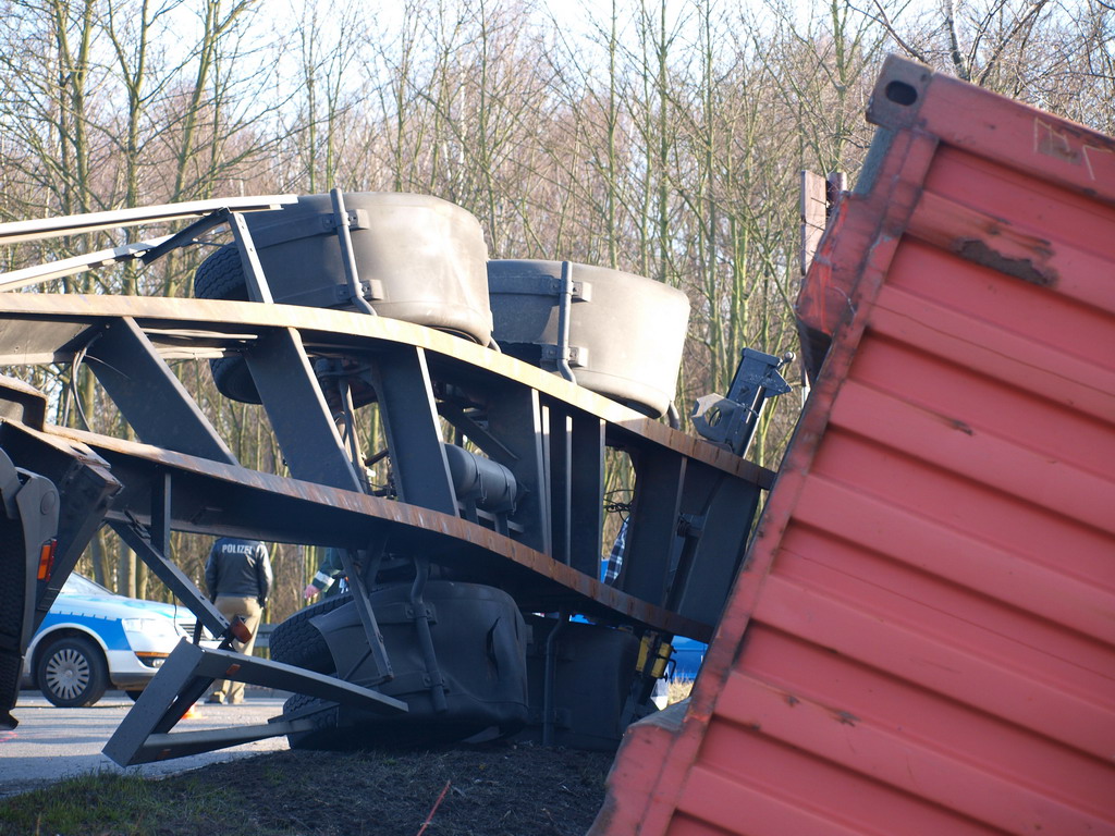 LKW verliert Container Koeln Niehler Ei P033.JPG